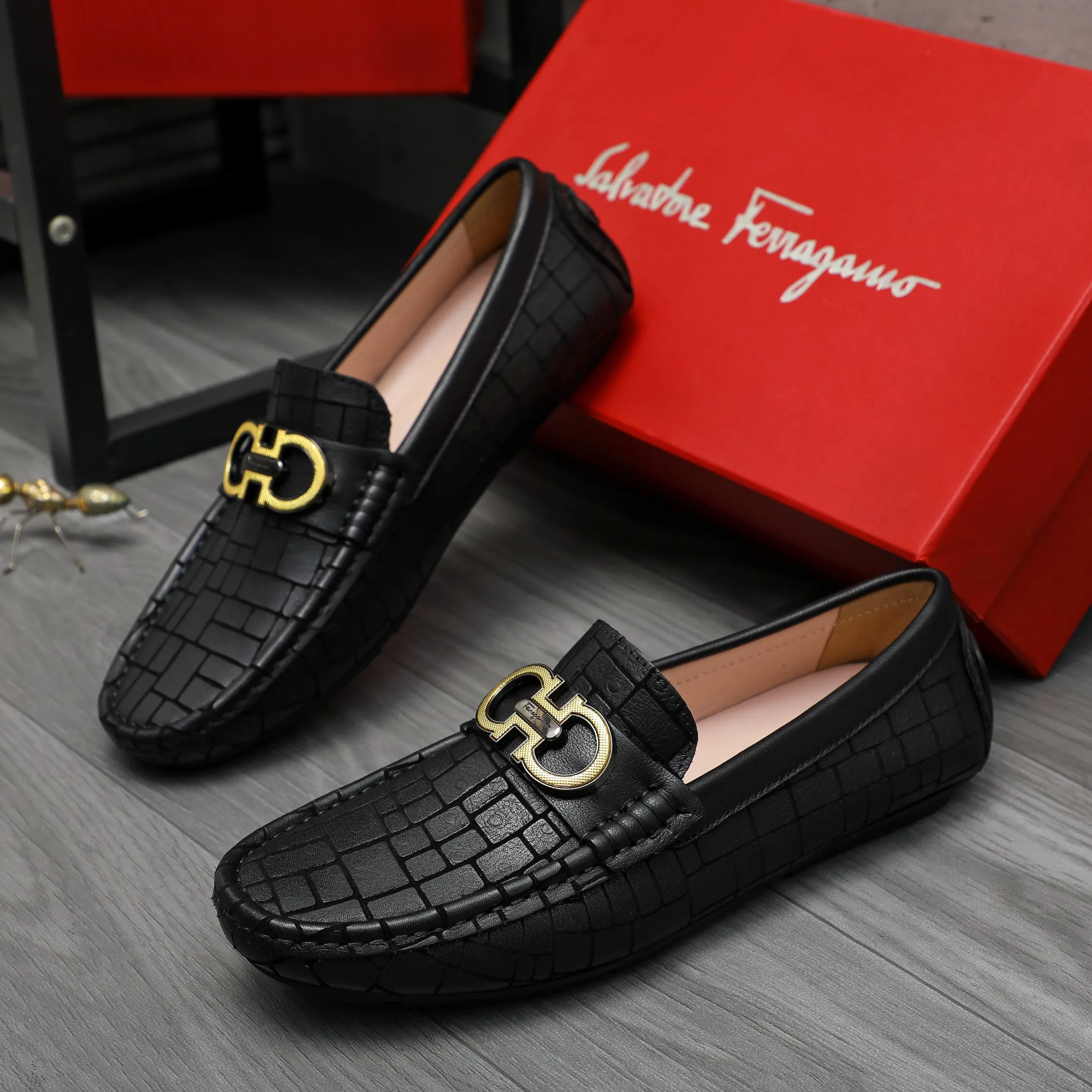 P380 Product trademark: Ferragamo [Ferragamo] Casual slip-on men's shoes Regular size: 38-45 Product material: Selected stone grain cowhide upper, sheepskin lining, rubber outsole